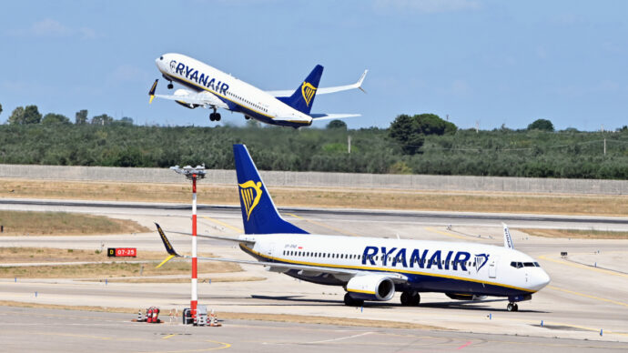 Oltre 250 piloti fanno causa a Ryanair: l’azienda è accusata di non aver pagato loro le ferie