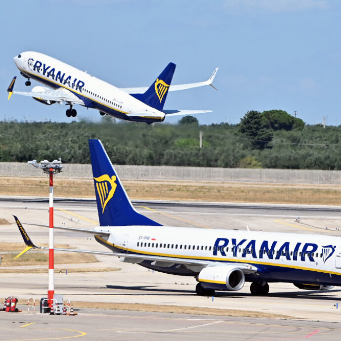 “Pronti a tagliare 10 mila voli invernali per il caro carburante, i prezzi degli aerei saliranno ancora in modo consistente”: la mossa di Ryanair e le rotte italiane a rischio