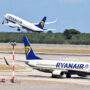 Copertina di Oltre 250 piloti fanno causa a Ryanair: l’azienda è accusata di non aver pagato loro le ferie
