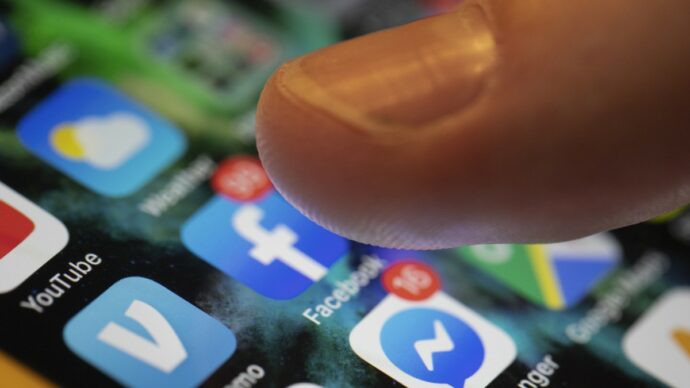 “L’accesso precoce a smartphone e social media peggiora il rendimento scolastico dei ragazzi. Con le continue notifiche, faticano a sviluppare forme di pensiero profondo”: il nuovo studio