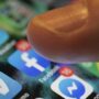 Copertina di “L’accesso precoce a smartphone e social media peggiora il rendimento scolastico dei ragazzi. Con le continue notifiche, faticano a sviluppare forme di pensiero profondo”: il nuovo studio