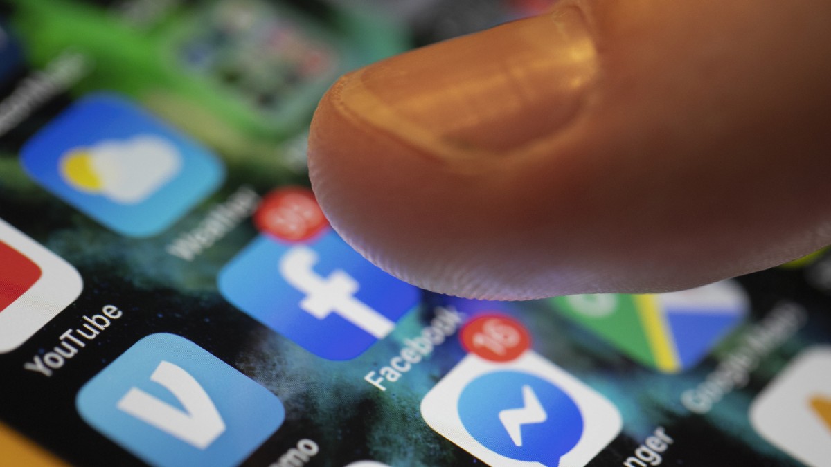 Studenti con accesso precoce a smartphone e social media mostrano calo di prestazioni in italiano e matematica