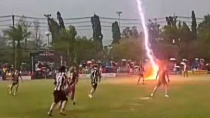 Morto Safwan Awae, calciatore di 24 anni: è stato colpito da un fulmine durante una partita. Altri 12 feriti: tutti ustionati