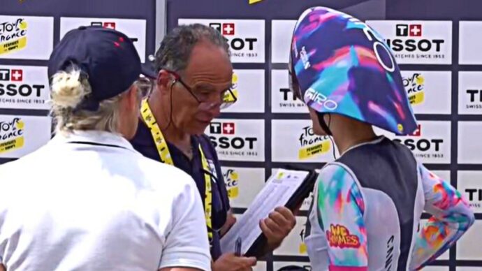 Tour de France femminile, scoppia il caso dei reggiseni “imbottiti”: un uomo li controlla prima della partenza, è polemica