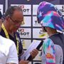 Copertina di Tour de France femminile, scoppia il caso dei reggiseni “imbottiti”: un uomo li controlla prima della partenza, è polemica