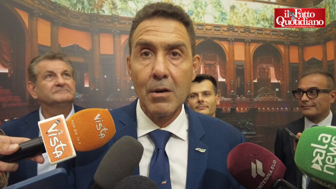 Copertina di Vannacci alla Camera: “Se il centrodestra ci insegue, allora stiamo funzionando. Grillo? Se ha qualcosa da dirci, venga e ce lo dica” | Video