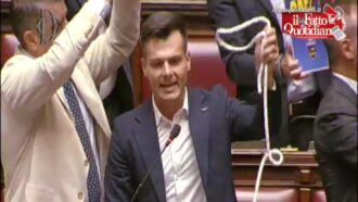 Il deputato vannacciano Ziello sventola un cappio: “E’ il riarmo di Safe che stringe il collo dell’Italia”