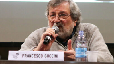 Copertina di Francesco Guccini morto, esce a settembre il romanzo postumo “Calde le pere”: “È nato da un brogliaccio di cui mi ha parlato un mio amico, che ne ricavò anche un cabaret”