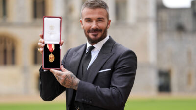 Copertina di Da ‘branco di idioti’ a Sir Beckham: il piano segreto per conquistare la Corona e il titolo di Cavaliere è durato vent’anni ed è stato un successo