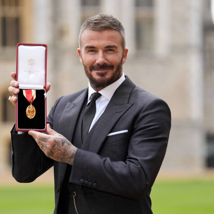 Da ‘branco di idioti’ a Sir Beckham: il piano segreto per conquistare la Corona e il titolo di Cavaliere è durato vent’anni ed è stato un successo