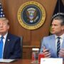 Copertina di Trump: “Nessuna scarsità di munizioni, carcere per chi fa queste dichiarazioni”. E se la prende con Hegseth