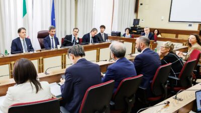 Copertina di Mascherine Covid, Conte: “Ho consegnato ai pm un verbale ricevuto in forma anonima: quei dispositivi erano contraffatti. Assurda la transazione da 100 milioni del governo Meloni”