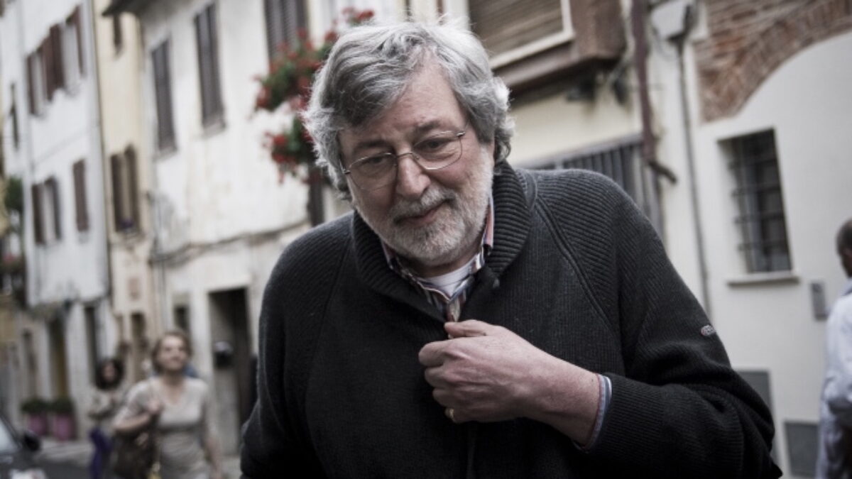 Morto Francesco Guccini: la voce che ha raccontato l’Italia tra osterie, poesia e ribellione. Per oltre cinquant’anni ha intrecciato musica, letteratura e impegno civile