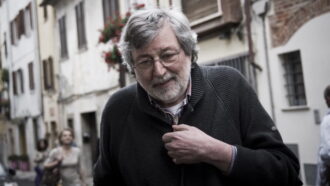 Morto Francesco Guccini: la voce che ha raccontato l’Italia tra osterie, poesia e ribellione. Per oltre cinquant’anni ha intrecciato musica, letteratura e impegno civile