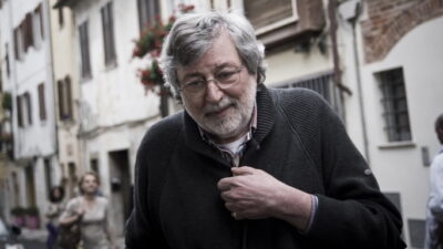 Copertina di Addio a Francesco Guccini: la voce che per oltre 50 anni ha intrecciato musica, letteratura e impegno civile. Ha segnato la musica con capolavori come “La locomotiva”, “Auschwitz” e “L’avvelenata”. Aveva 86 anni