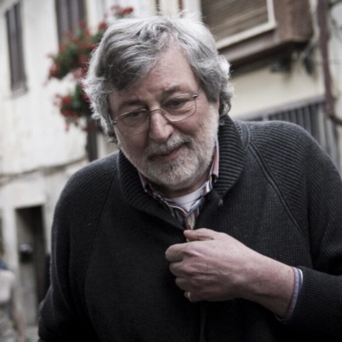 Morto Francesco Guccini: la voce che ha raccontato l’Italia tra osterie, poesia e ribellione. Per oltre cinquant’anni ha intrecciato musica, letteratura e impegno civile