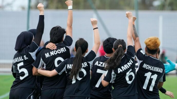 Il ritorno in campo delle calciatrici afghane dopo cinque anni di esilio. Amnesty: “Punite due volte e lasciate nel dimenticatoio”