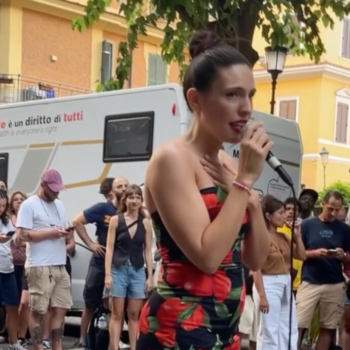 “Credo nei valori di questo spazio, rappresenta accoglienza e solidarietà. Per Roma è importante”: Ditonellapiaga fa ballare gli sfollati di Spin Time