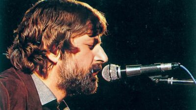 Copertina di Francesco Guccini dal vivo non era Iggy Pop, ma nemmeno De Gregori o De Andrè: macinava il repertorio con una sensibilità popolare che nessun altro ha saputo fare come lui