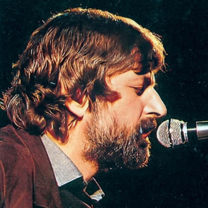 Francesco Guccini dal vivo non era Iggy Pop, ma nemmeno De Gregori o De Andrè: macinava il repertorio con una sensibilità popolare che nessun altro ha saputo fare come lui