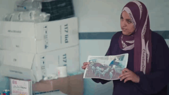Copertina di Voci di Gaza – “Avevo una cooperativa e un caseificio, la guerra mi ha portato via tutto. Ma non mi sono arresa”