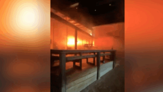 Copertina di Crans-Montana, un nuovo video mostra i ragazzi che cercano di sfondare le vetrate del locale durante l’incendio