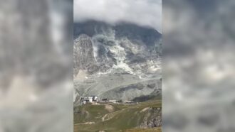 Copertina di Enorme frana si stacca dalla parete di sud del Cervino: lo smottamento a 3.900 metri – Video