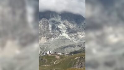Copertina di Enorme frana si stacca dalla parete di sud del Cervino: lo smottamento a 3.900 metri – Video
