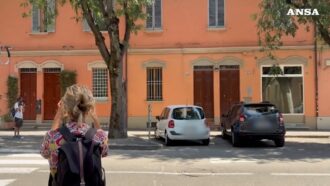 Copertina di Le canzoni di Francesco Guccini a tutto volume in via Paolo Fabbri: il video da Bologna