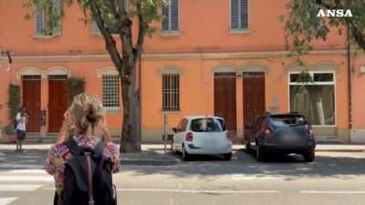 Copertina di Le canzoni di Francesco Guccini a tutto volume in via Paolo Fabbri: il video da Bologna