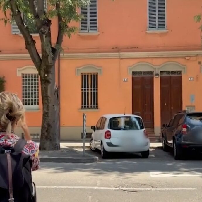 Le canzoni di Francesco Guccini a tutto volume in via Paolo Fabbri: il video da Bologna