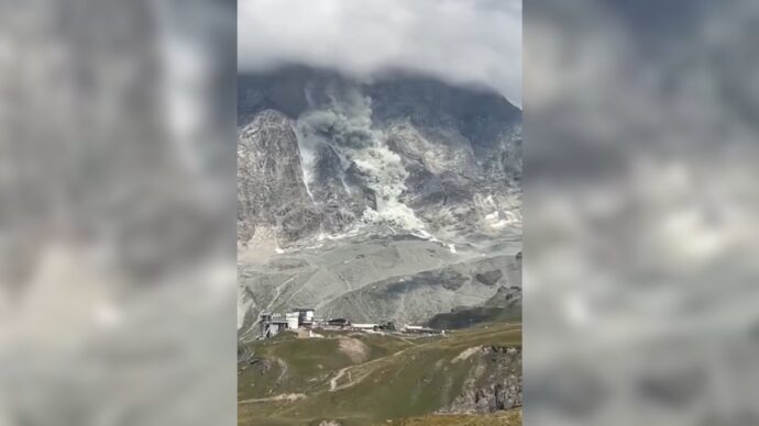 Enorme frana si stacca dalla parete di sud del Cervino: lo smottamento a 3.900 metri – Video