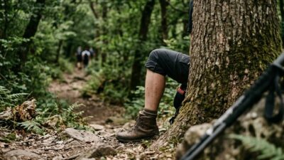 Copertina di Foglie, pietre, ortica e altri errori da principianti di chi fa trekking: come pulirsi quando la natura “chiama” sui sentieri senza rischiare irritazioni (o imbarazzi)