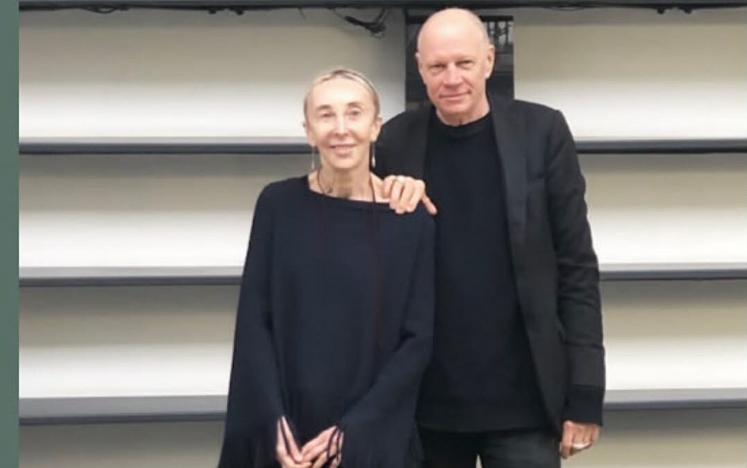 Carla Sozzani si sposa a 79 anni con Kris Ruhs: arriva il “Sì” dopo 37 anni d’amore, arte e creatività condivisa