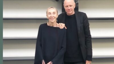 Copertina di Carla Sozzani si sposa a 79 anni con Kris Ruhs: arriva il “Sì” dopo 37 anni d’amore, arte e creatività condivisa
