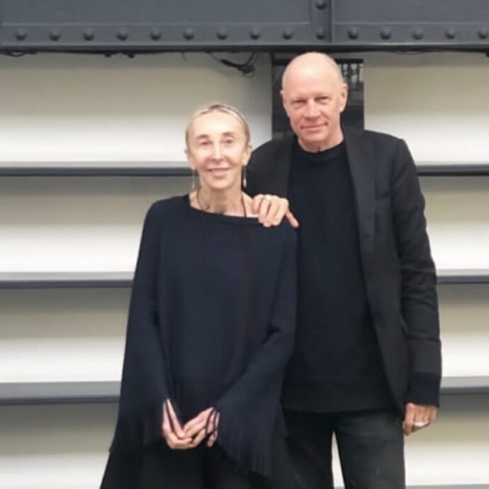 Carla Sozzani si sposa a 79 anni con Kris Ruhs: arriva il “Sì” dopo 37 anni d’amore, arte e creatività condivisa