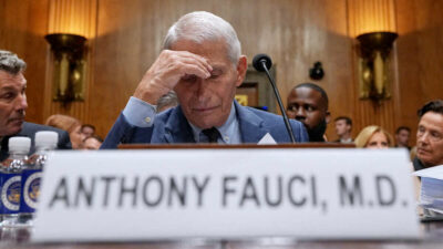 Copertina di Il Senato Usa dichiara Fauci colpevole di oltraggio al Congresso: per 100 volte non aveva risposto sul suo ruolo nella pandemia