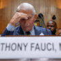 Copertina di Il Senato Usa dichiara Fauci colpevole di oltraggio al Congresso: per 100 volte non aveva risposto sul suo ruolo nella pandemia