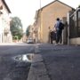 Copertina di Si dà fuoco davanti alla casa dell’ex fidanzata, 35enne in prognosi riservata. La donna: “Mi perseguitava da un anno”