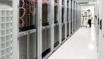 Copertina di Intelligenza artificiale, agenti Anthropic e OpenAI hanno rubato le credenziali di persone reali durante test di sicurezza