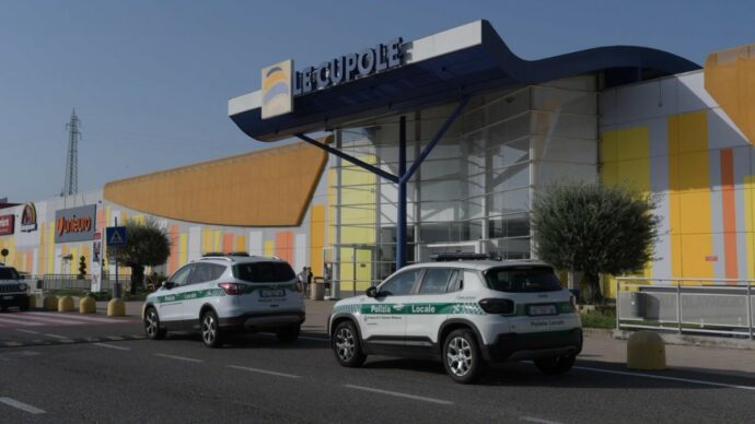 Falso allarme bomba: evacuati sei centri commerciali nel Milanese