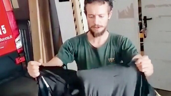 I Vigili del Fuoco hanno ora una nuova divisa ma la maglia si scioglie a contatto con l’acqua