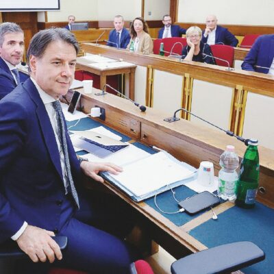 Copertina di Conte sfida FdI: “Non ho paura”. E rilancia sulle mascherine d’oro
