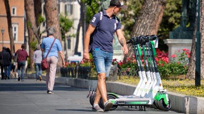 L’Antitrust multa società di monopattini e bike-sharing: “Ostacolate corse gratis agli abbonati al trasporto pubblico di Roma”