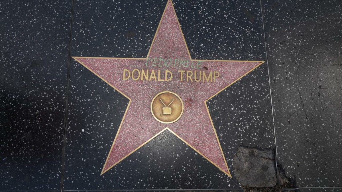 La stella di Donald Trump sulla celebre Hollywood Walk of Fame distrutta e vandalizzata per le proteste