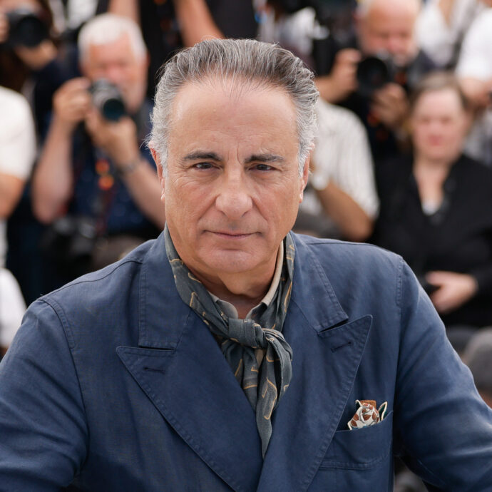 “Una grave mononucleosi mi ha costretto a fermarmi e ho frequentato un corso di recitazione. Su un film lavoro 12 ore. Gli attori possono permettersi di restare un po’ bambini e giocare tra loro”: così Andy Garcia