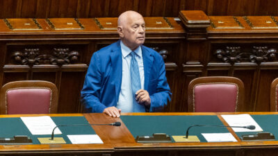 Copertina di Nordio e il brindisi con Delmastro dopo il voto alla Camera sulle chat. “Col sì i pm avrebbero letto i suoi dialoghi con Meloni”. Ma il telefono sequestrato è di Caroccia
