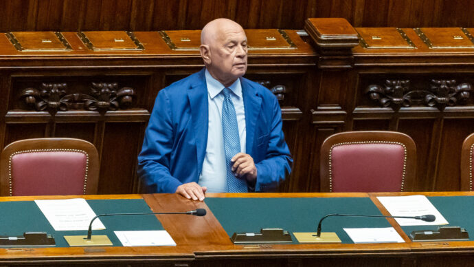 Nordio e il brindisi con Delmastro dopo il voto alla Camera sulle chat. “Col sì i pm avrebbero letto i suoi dialoghi con Meloni”. Ma il telefono sequestrato è di Caroccia
