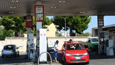 Copertina di Carburanti, dopo i rincari la benzina adulterata. "Un distributore su 5 irregolare a Roma". Pd, M5s e consumatori: "Anche la beffa, il governo si svegli"