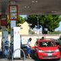 Copertina di Carburanti, dopo il caro prezzi esplode il caso della benzina adulterata. Opposizioni e consumatori: “Ora anche la beffa, il governo si svegli”